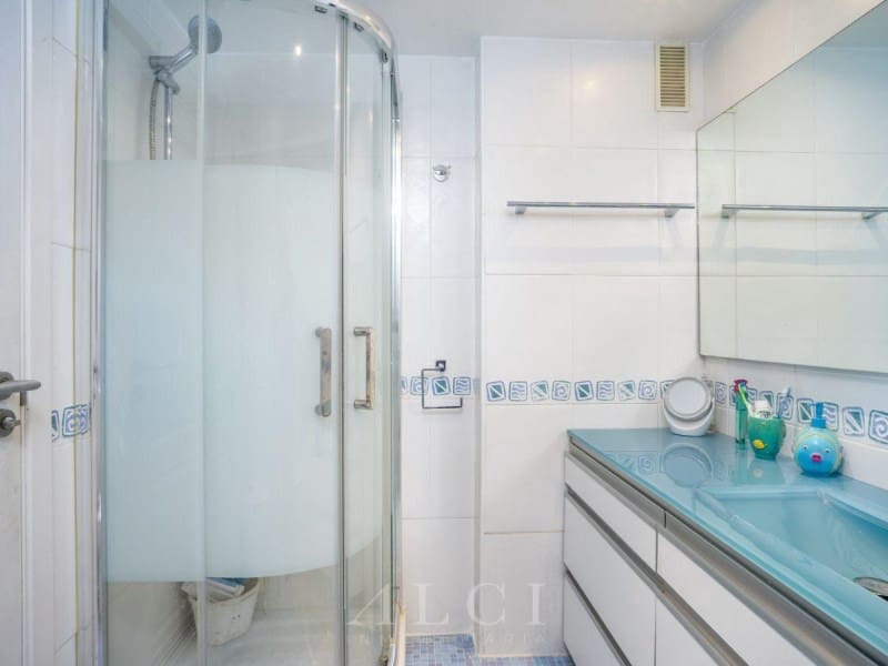 3 bedroom Flat for sale in Marbella with pool - € 895,000 (Ref: 9833750)