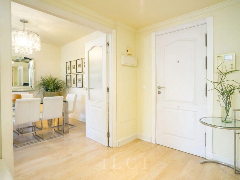 3 bedroom Flat for sale in Marbella with pool - € 895,000 (Ref: 9833750)