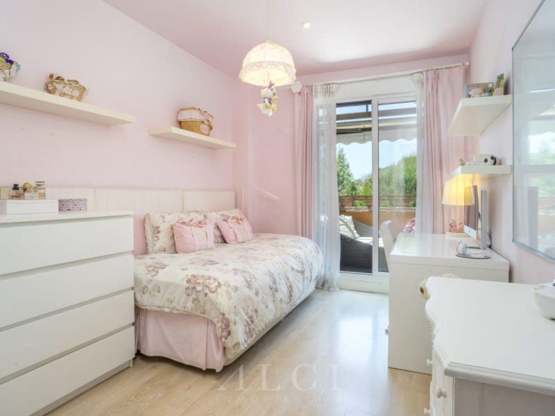3 bedroom Flat for sale in Marbella with pool - € 895,000 (Ref: 9833750)