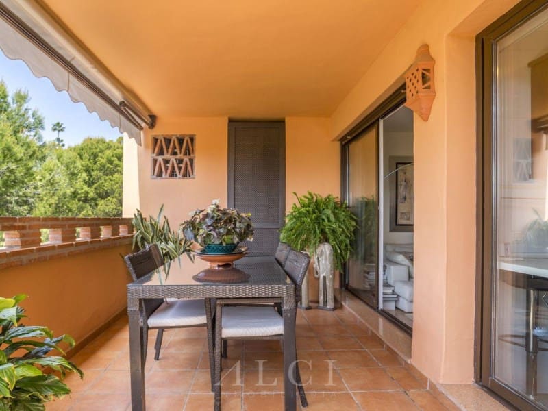 3 bedroom Flat for sale in Marbella with pool - € 895,000 (Ref: 9833750)