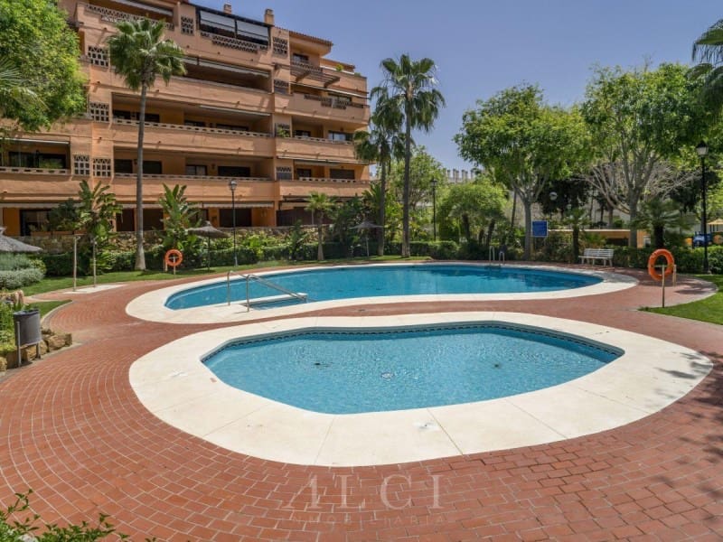 3 bedroom Flat for sale in Marbella with pool - € 895,000 (Ref: 9833750)