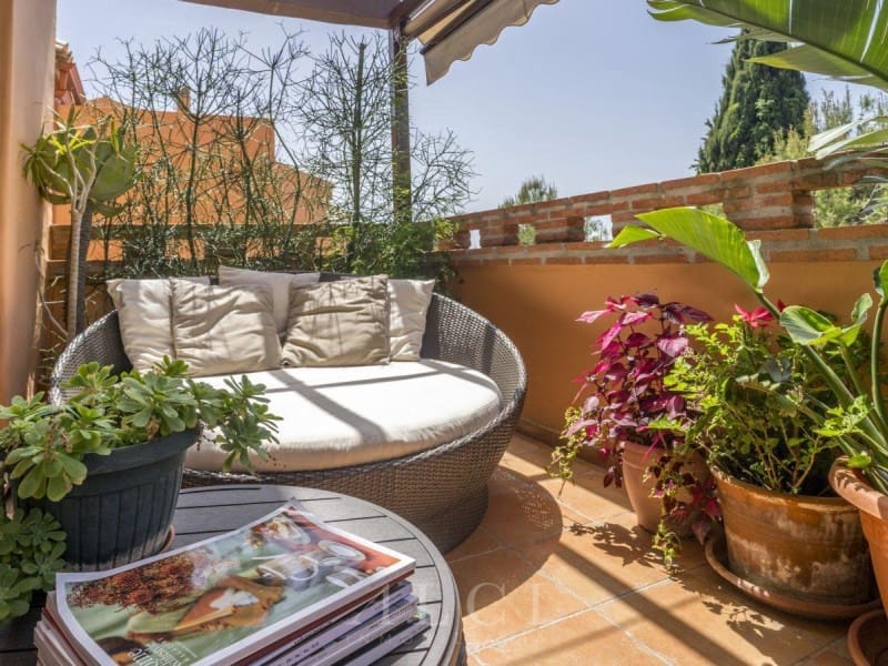 3 bedroom Flat for sale in Marbella with pool - € 895,000 (Ref: 9833750)