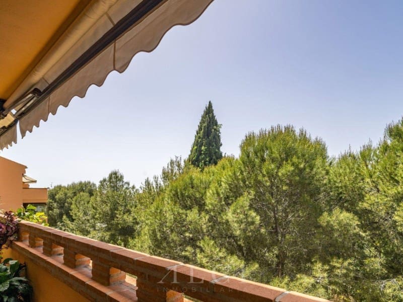 3 bedroom Flat for sale in Marbella with pool - € 895,000 (Ref: 9833750)