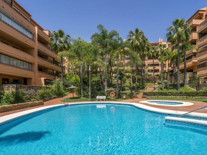 3 bedroom Flat for sale in Marbella with pool - € 895,000 (Ref: 9833750)