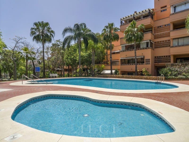 3 bedroom Flat for sale in Marbella with pool - € 895,000 (Ref: 9833750)