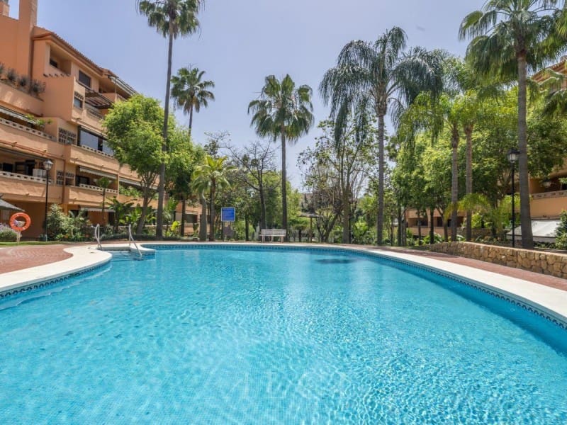 3 bedroom Flat for sale in Marbella with pool - € 895,000 (Ref: 9833750)