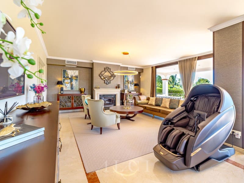 5 bedroom Villa for sale in New Golden Mile with pool garage - € 2,400,000 (Ref: 9836404)