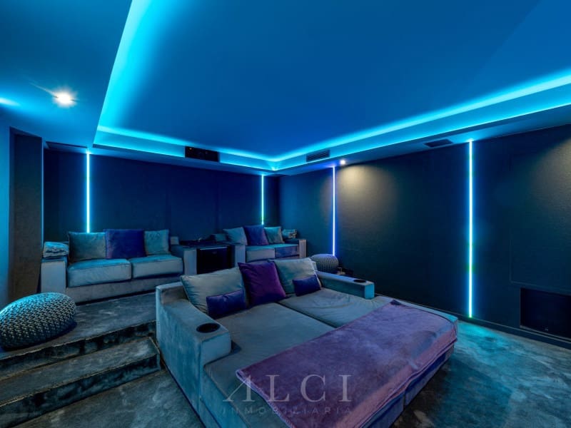 5 bedroom Villa for sale in New Golden Mile with pool garage - € 2,400,000 (Ref: 9836404)