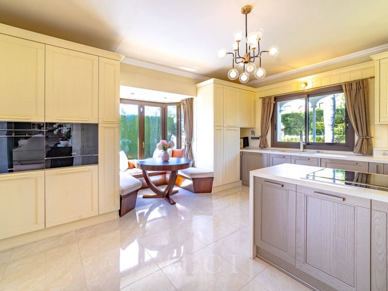 5 bedroom Villa for sale in New Golden Mile with pool garage - € 2,400,000 (Ref: 9836404)