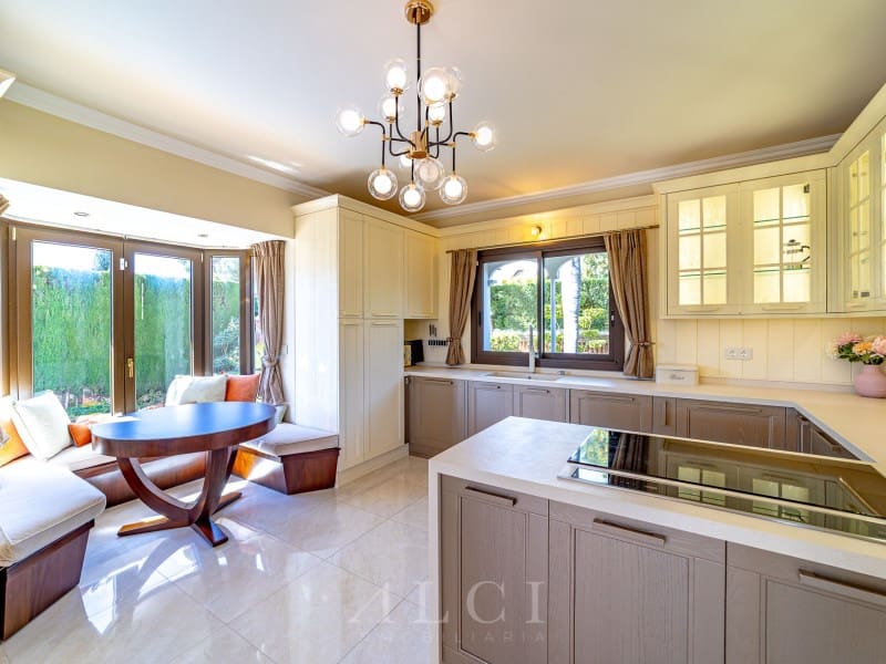 5 bedroom Villa for sale in New Golden Mile with pool garage - € 2,400,000 (Ref: 9836404)