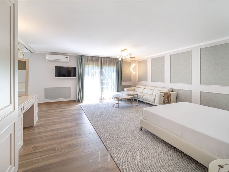 5 bedroom Villa for sale in New Golden Mile with pool garage - € 2,400,000 (Ref: 9836404)