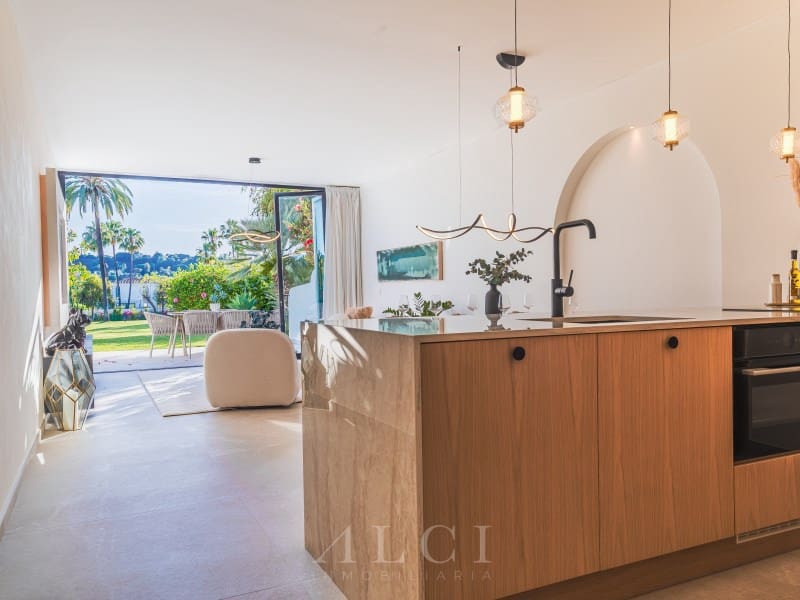 4 soverom Hus til salgs i Nueva Andalucia med svømmebasseng garasje - € 1 395 000 (Ref: 9868487)
