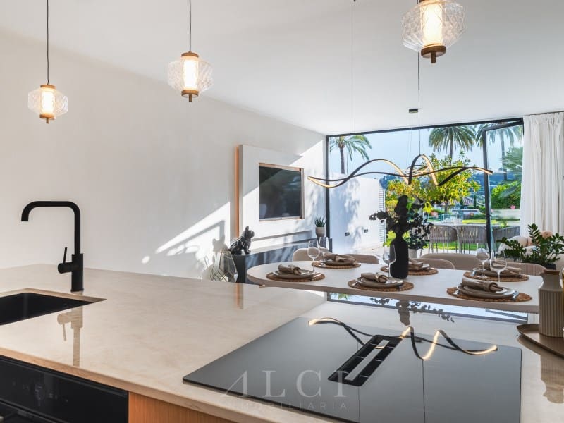 4 soverom Hus til salgs i Nueva Andalucia med svømmebasseng garasje - € 1 395 000 (Ref: 9868487)