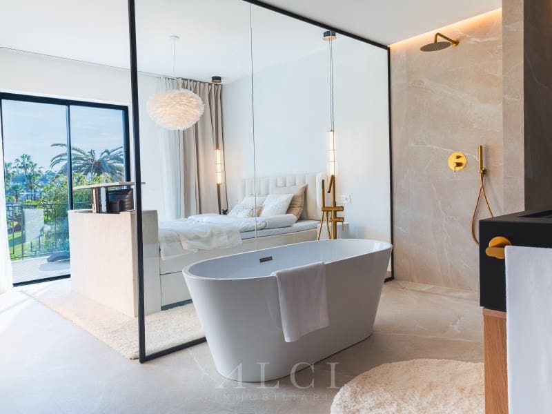 4 soverom Hus til salgs i Nueva Andalucia med svømmebasseng garasje - € 1 395 000 (Ref: 9868487)