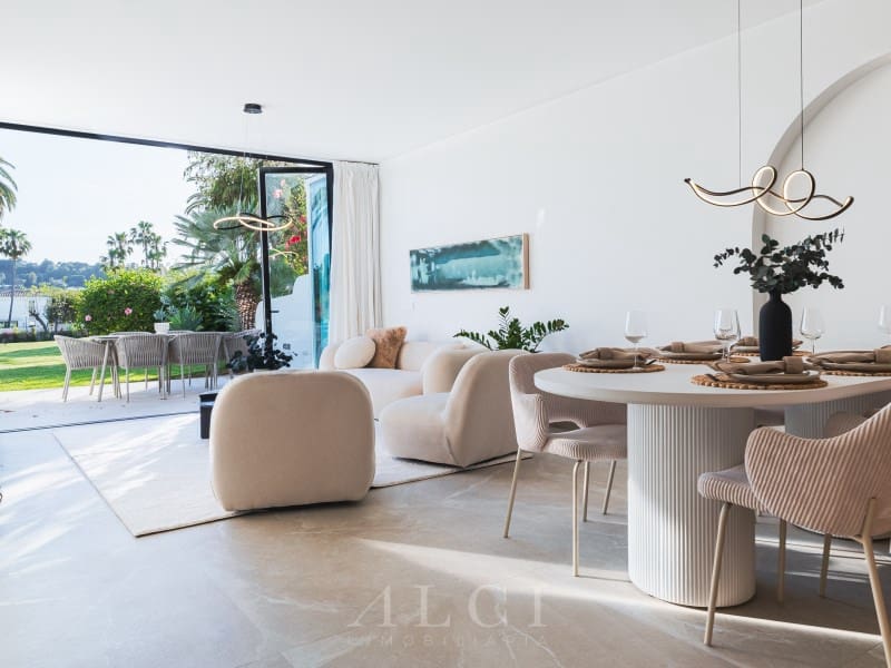 4 soverom Hus til salgs i Nueva Andalucia med svømmebasseng garasje - € 1 395 000 (Ref: 9868487)