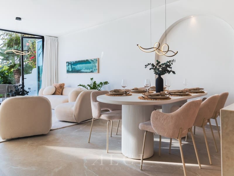 4 soverom Hus til salgs i Nueva Andalucia med svømmebasseng garasje - € 1 395 000 (Ref: 9868487)