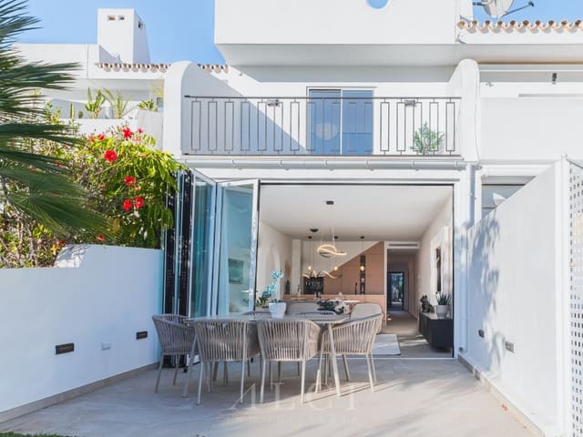 4 makuuhuone Omakotitalo myytävänä paikassa Nueva Andalucia, Marbella mukana uima-altaan 
autotalli - 1 395 000 € (Ref: 9868487)