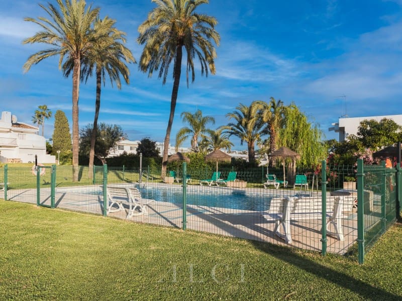 4 soverom Hus til salgs i Nueva Andalucia med svømmebasseng garasje - € 1 395 000 (Ref: 9868487)
