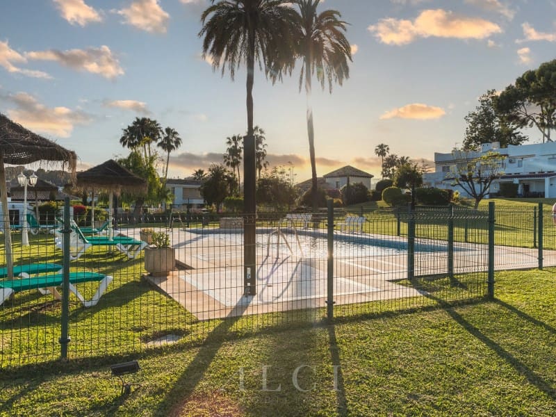 4 soverom Hus til salgs i Nueva Andalucia med svømmebasseng garasje - € 1 395 000 (Ref: 9868487)