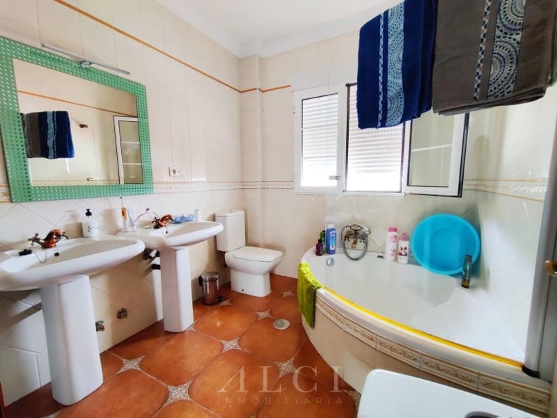 4 bedroom Townhouse for sale in Canillas de Albaida with pool garage - € 420,000 (Ref: 9884918)