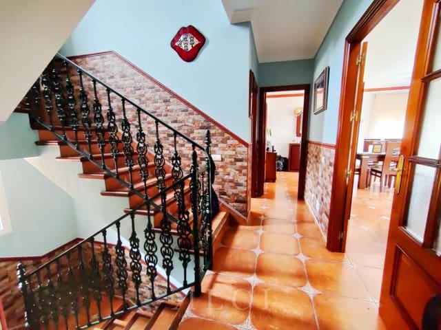 4 makuuhuone Omakotitalo myytävänä paikassa Canillas de Albaida mukana uima-altaan 
autotalli - 420 000 € (Ref: 9884918)