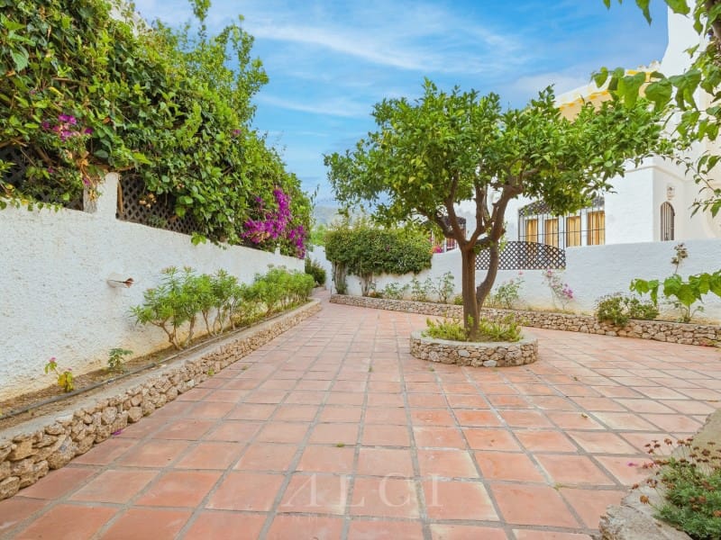 2 bedroom Townhouse for sale in Nerja with pool - € 350,000 (Ref: 9915923)