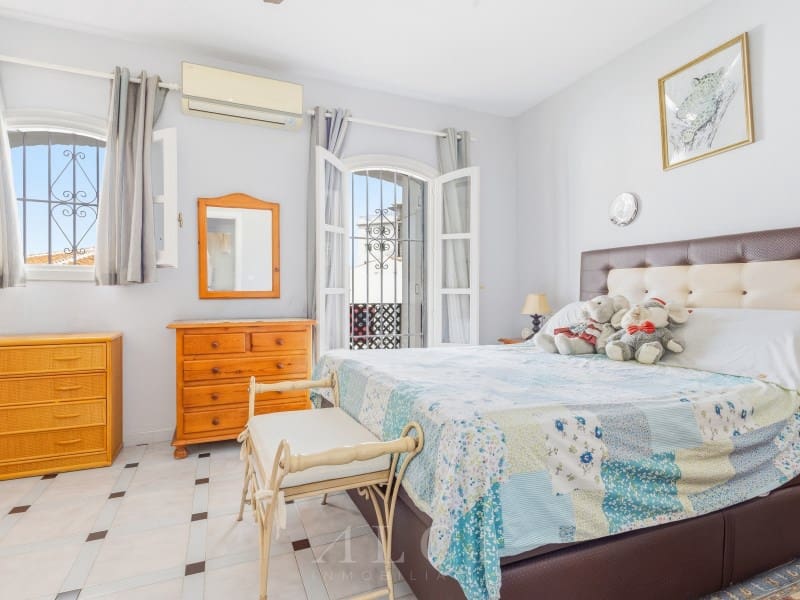 2 bedroom Townhouse for sale in Nerja with pool - € 350,000 (Ref: 9915923)