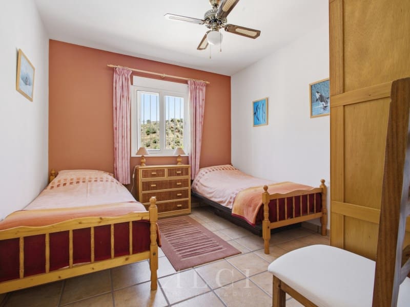 Chalet de 5 habitaciones en Sedella en venta con piscina garaje - 415.000 € (Ref: 9920138)