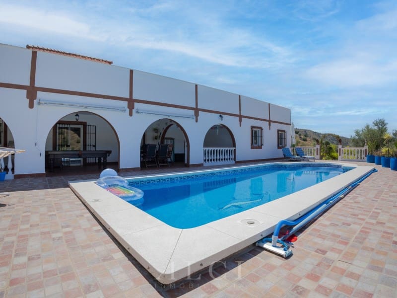 Chalet de 5 habitaciones en Sedella en venta con piscina garaje - 415.000 € (Ref: 9920138)