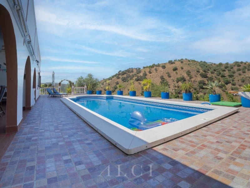 Chalet de 5 habitaciones en Sedella en venta con piscina garaje - 415.000 € (Ref: 9920138)