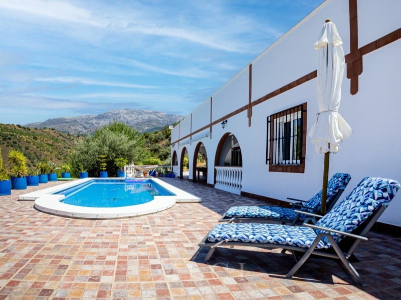 Chalet de 5 habitaciones en Sedella en venta con piscina garaje - 415.000 € (Ref: 9920138)