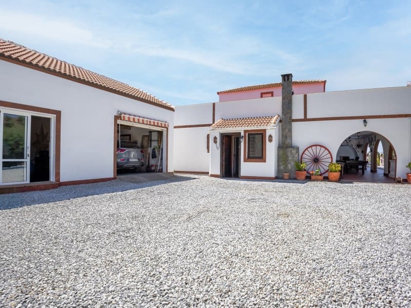 Chalet de 5 habitaciones en Sedella en venta con piscina garaje - 415.000 € (Ref: 9920138)