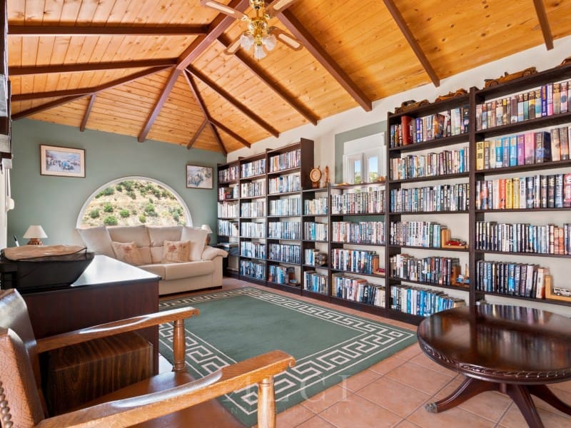 Chalet de 5 habitaciones en Sedella en venta con piscina garaje - 415.000 € (Ref: 9920138)