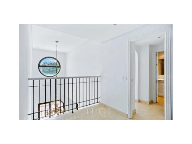 4 bedroom Villa for sale in Benahavis with pool garage - € 975,000 (Ref: 9977031)