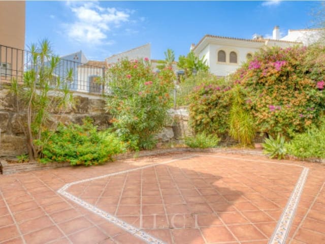 4 soveværelse Villa til salg i Los Arqueros - Puerto del Almendro, Benahavís med swimmingpool garage - € 975.000 (Ref: 9977031)