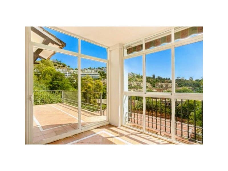 4 bedroom Villa for sale in Benahavis with pool garage - € 975,000 (Ref: 9977031)