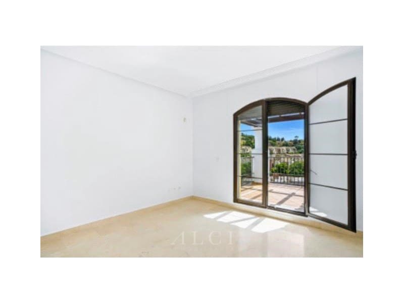 4 bedroom Villa for sale in Benahavis with pool garage - € 975,000 (Ref: 9977031)