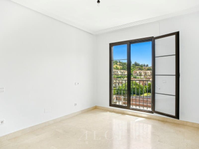 4 bedroom Villa for sale in Benahavis with pool garage - € 975,000 (Ref: 9977031)
