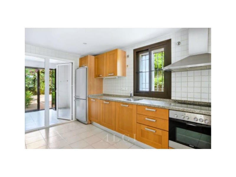 4 bedroom Villa for sale in Benahavis with pool garage - € 975,000 (Ref: 9977031)