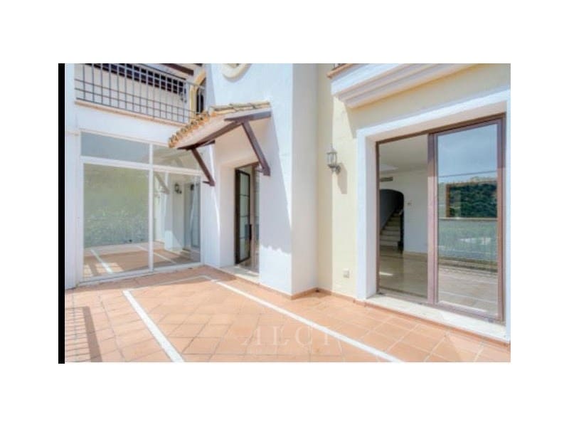 4 bedroom Villa for sale in Benahavis with pool garage - € 975,000 (Ref: 9977031)
