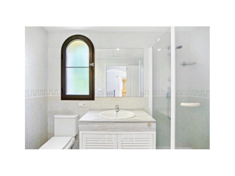 4 bedroom Villa for sale in Benahavis with pool garage - € 975,000 (Ref: 9977031)