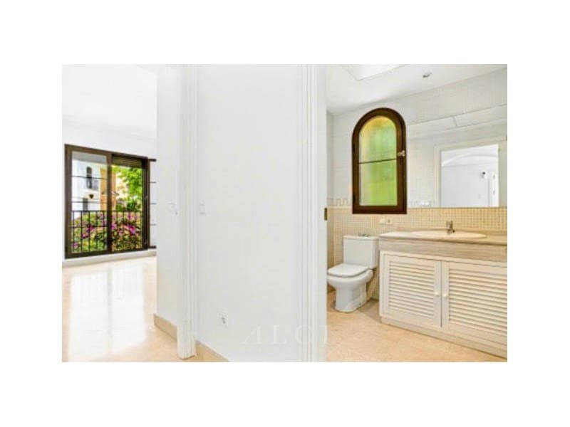 4 bedroom Villa for sale in Benahavis with pool garage - € 975,000 (Ref: 9977031)