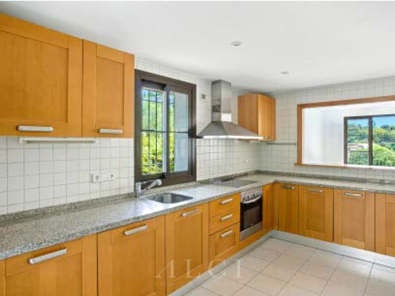 4 bedroom Villa for sale in Benahavis with pool garage - € 975,000 (Ref: 9977031)