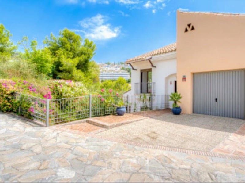 4 bedroom Villa for sale in Benahavis with pool garage - € 975,000 (Ref: 9977031)