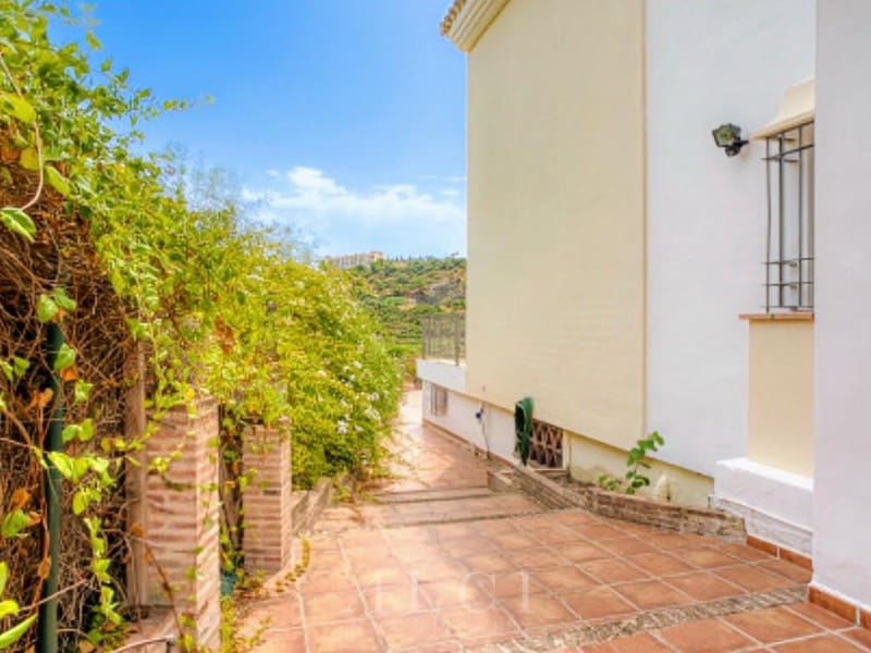 4 bedroom Villa for sale in Benahavis with pool garage - € 975,000 (Ref: 9977031)