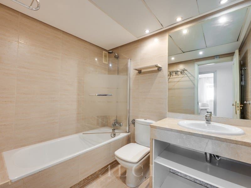 2 quarto Apartamento para venda em Nueva Andalucia com piscina - 885 000 € (Ref: 9990426)