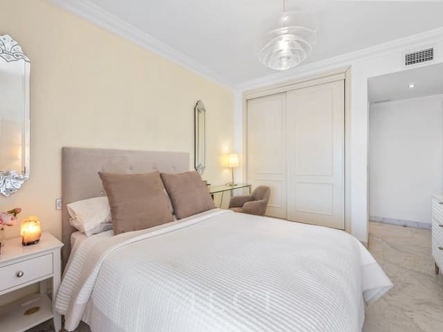 2 slaapkamer Flat te koop in Puerto Banus, Marbella met zwembad - € 885.000 (Ref: 9990426)