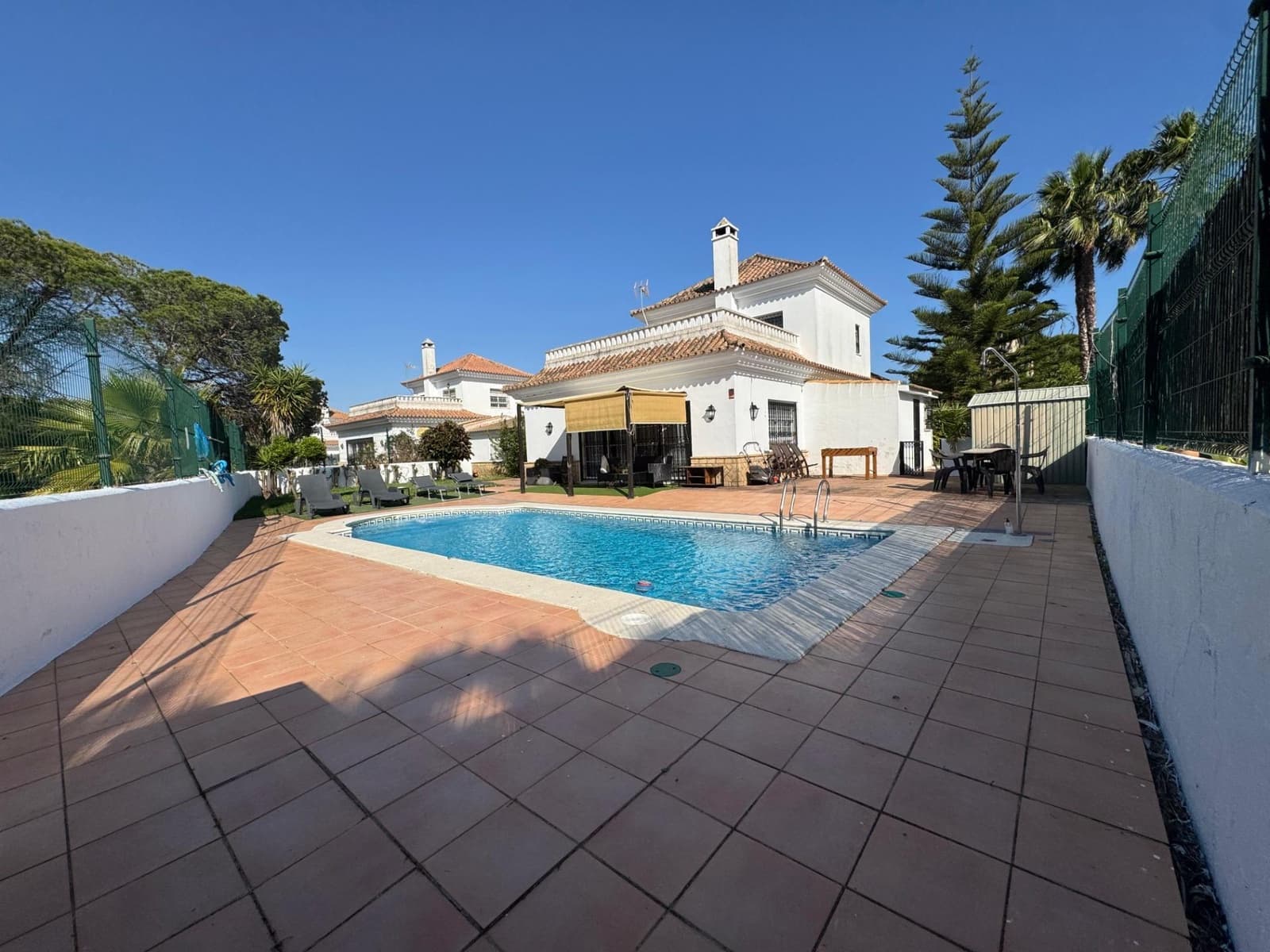 4 bedroom Villa for sale in El Portil with pool garage - € 578,900 (Ref: 9456592)