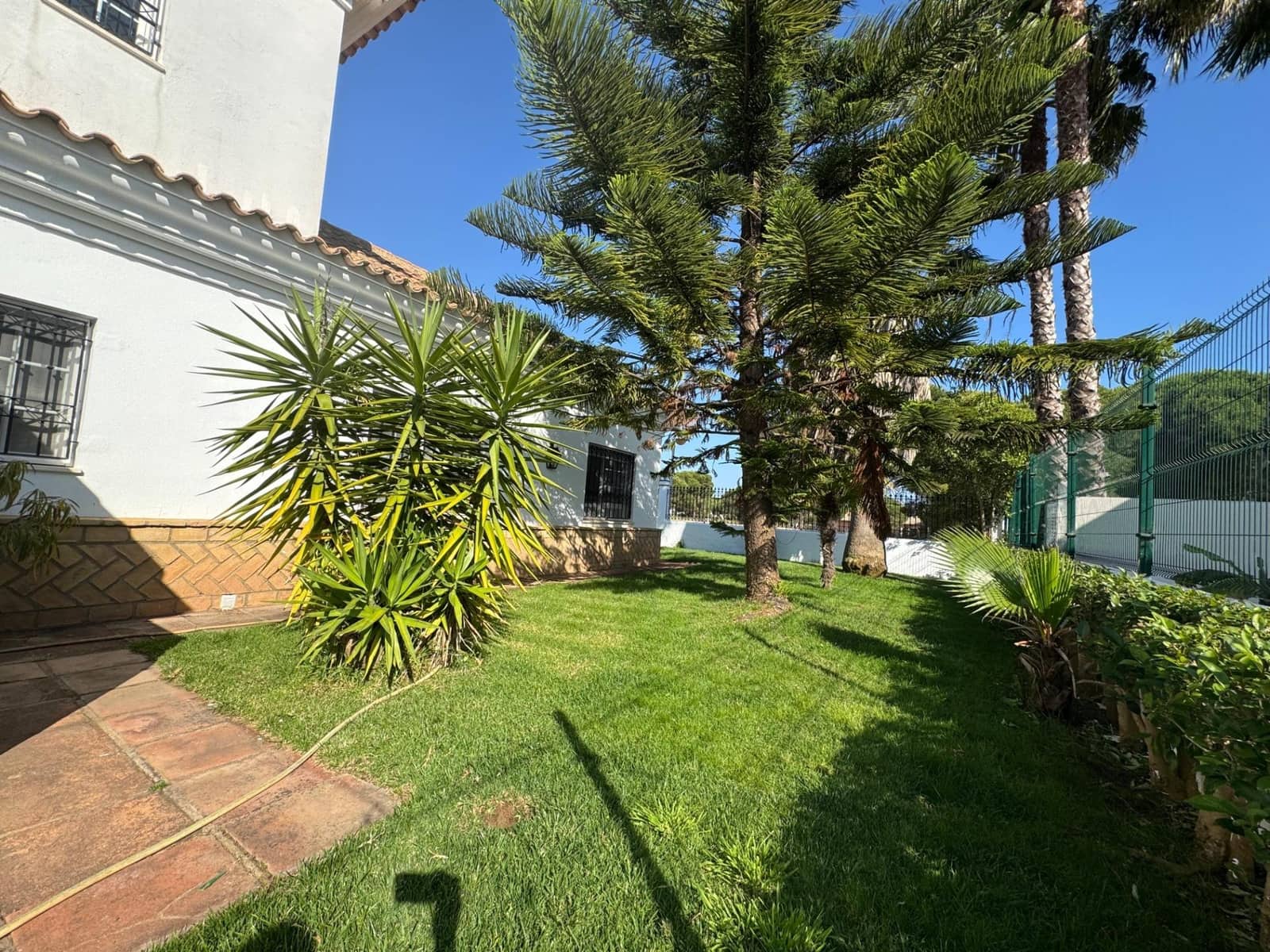 4 bedroom Villa for sale in El Portil with pool garage - € 578,900 (Ref: 9456592)