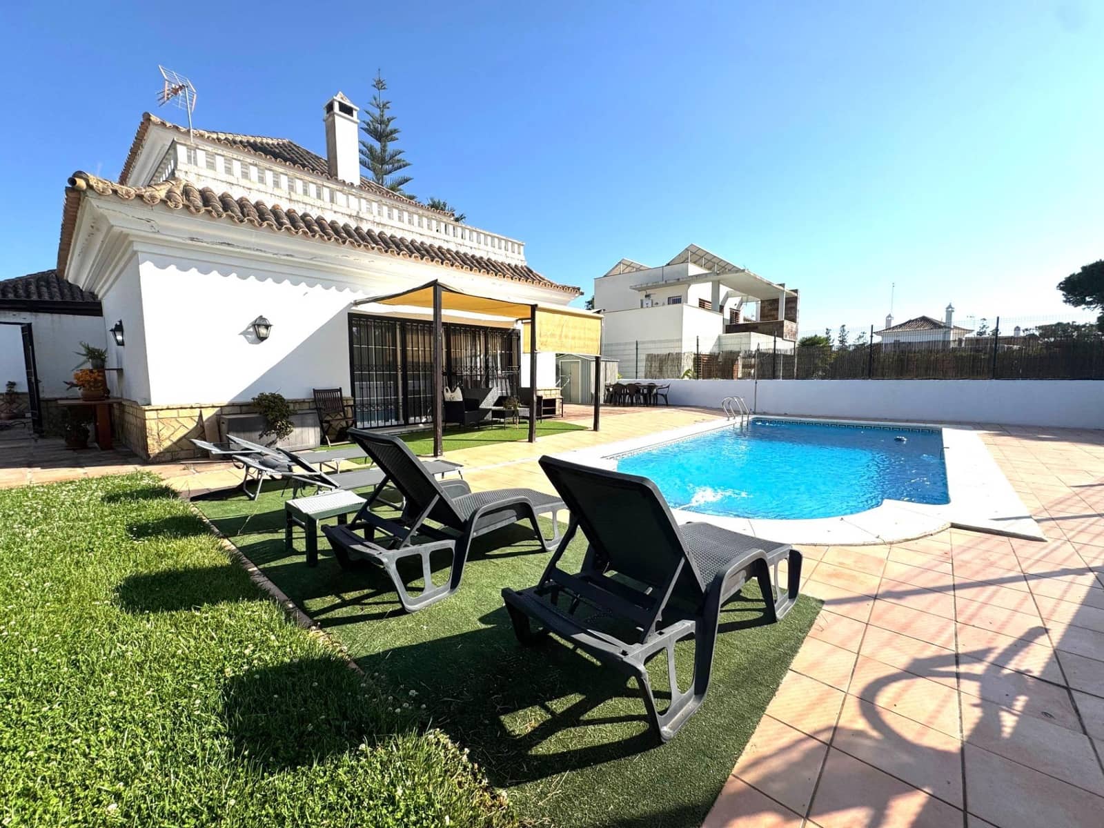 4 bedroom Villa for sale in El Portil with pool garage - € 578,900 (Ref: 9456592)